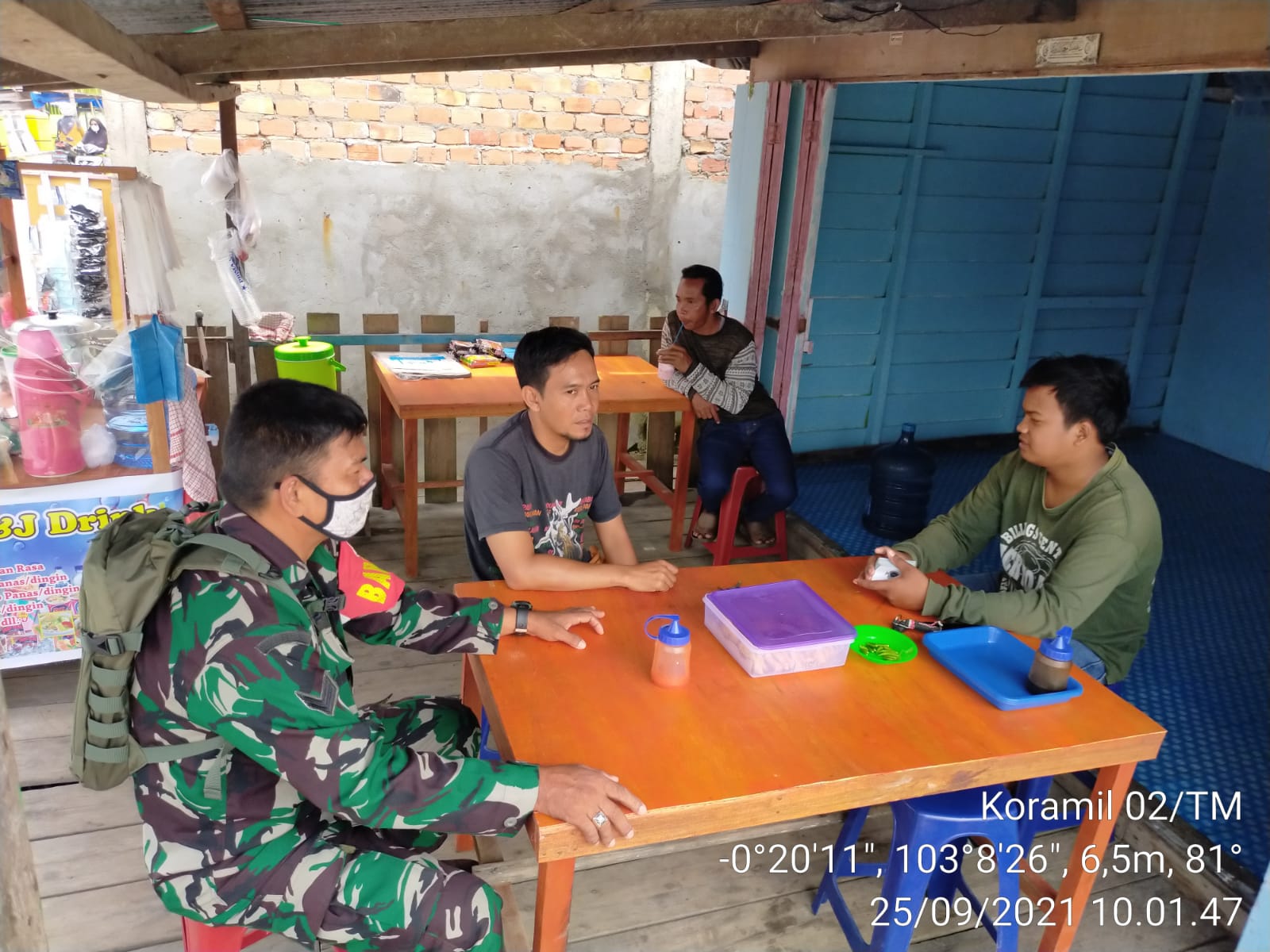 Melalui Komsos, Babinsa 02/Tanah Merah Dekatkan Diri dengan Masyarakat