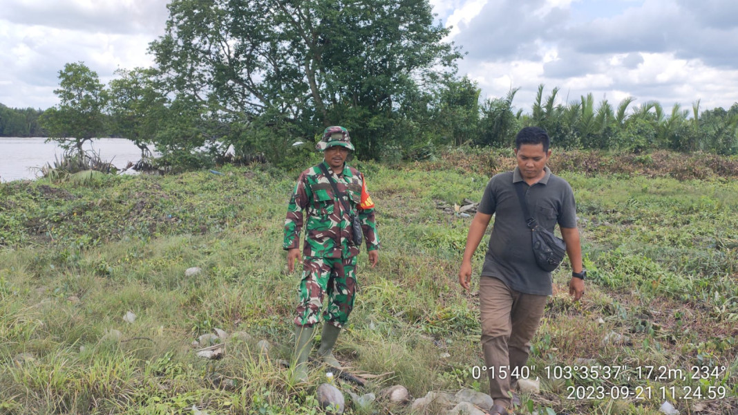Jaga Karhutla, Babinsa Koramil 10/Pelangiran Terus Lakukan Pemantauan Terhadap Titik Api