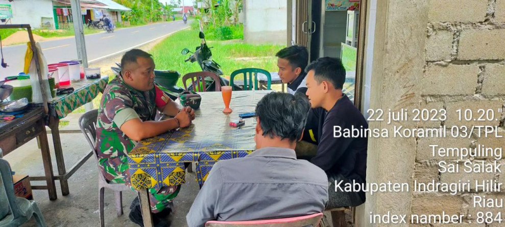 Babinsa 03/Tpl Serda Surianto Laksanakan Komsos Dengan Pemuda Di Wilayah Binaan