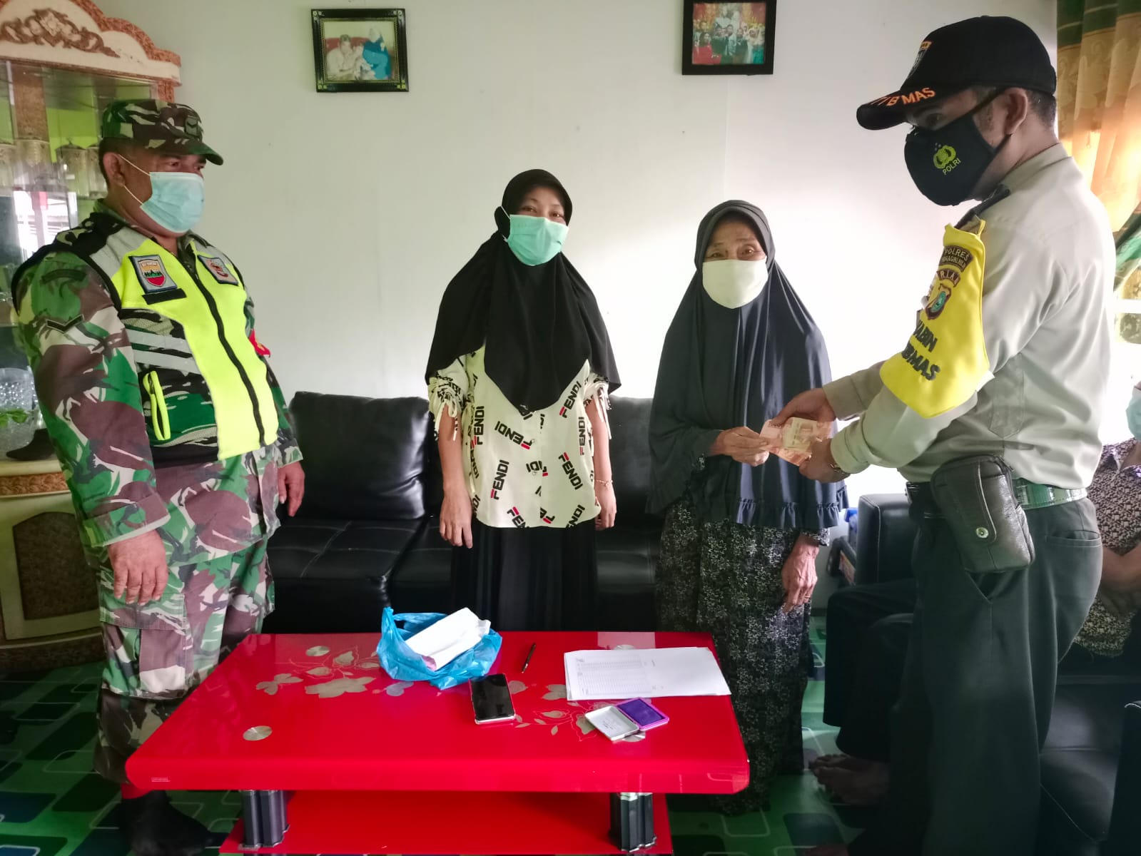 Babinsa 04/Kuindra dan Bhabinkamtibmas Dampingi Penyaluran BLT DD di Perigi Raja