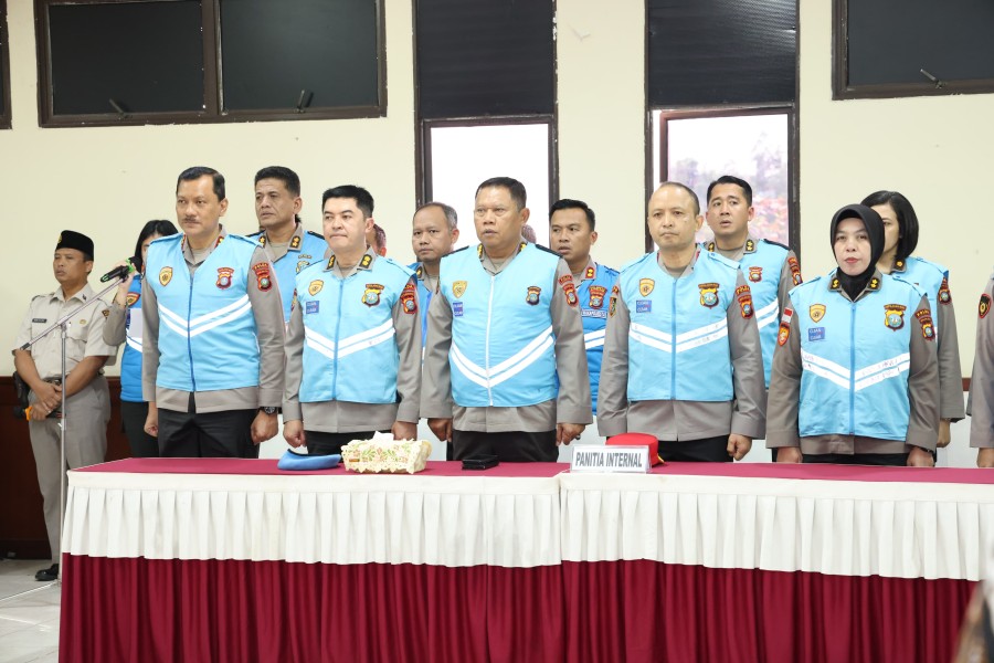 Irjen Pol Asep Safrudin Kapolda Kepri Pimpinan penandatanganan Pakta Integritas Dan Pengambilan Sumpah Penerimaan Terpadu Anggota Polri T.A 2025