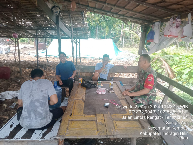 Babinsa Sungai Gantang Laksanakan Komsos Dengan Pemuda Di Wilayah Binaan