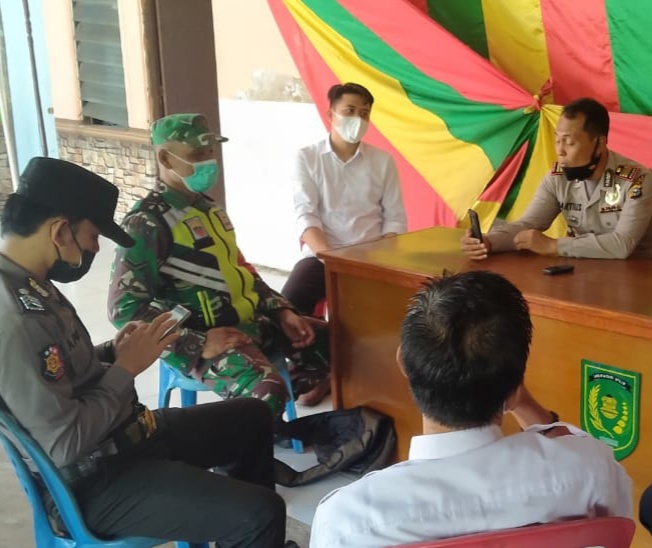 Koramil 04/Kuindra Komsos bersama Unsur Pimpinan Kecamatan Bahas PPKM Berbasis Mikro