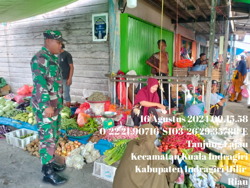 Babinsa Koramil 04/Kuindra Sampaikan Kepada Masyarakat Untuk Jaga Kebersihan Pasar