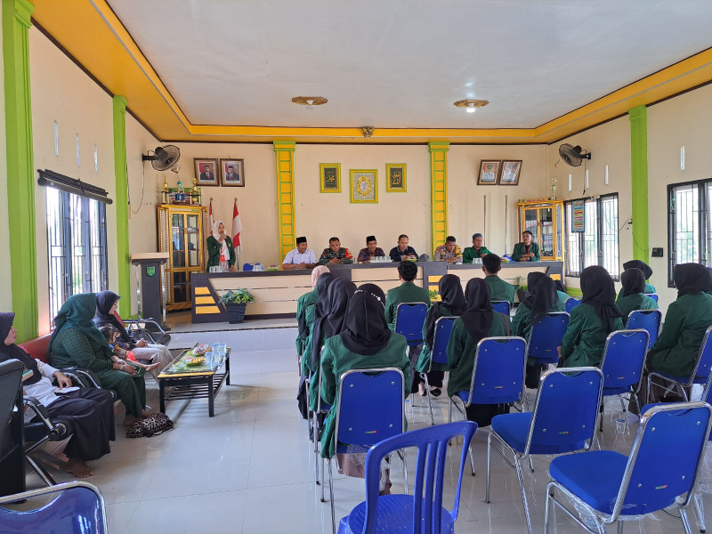 Bhabinsa 05/Gas Koptu Hudrizaroni Komunikasi Sosial Bersama Dengan Mahasiswa Yang Melaksanakan KKN