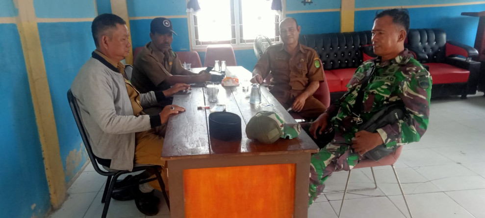 Bangun Silaturahmi Bersama Babinsa Koramil 09/Kemuning Demi Terjaganya Keamanan dan Ketertiban di Wilayah