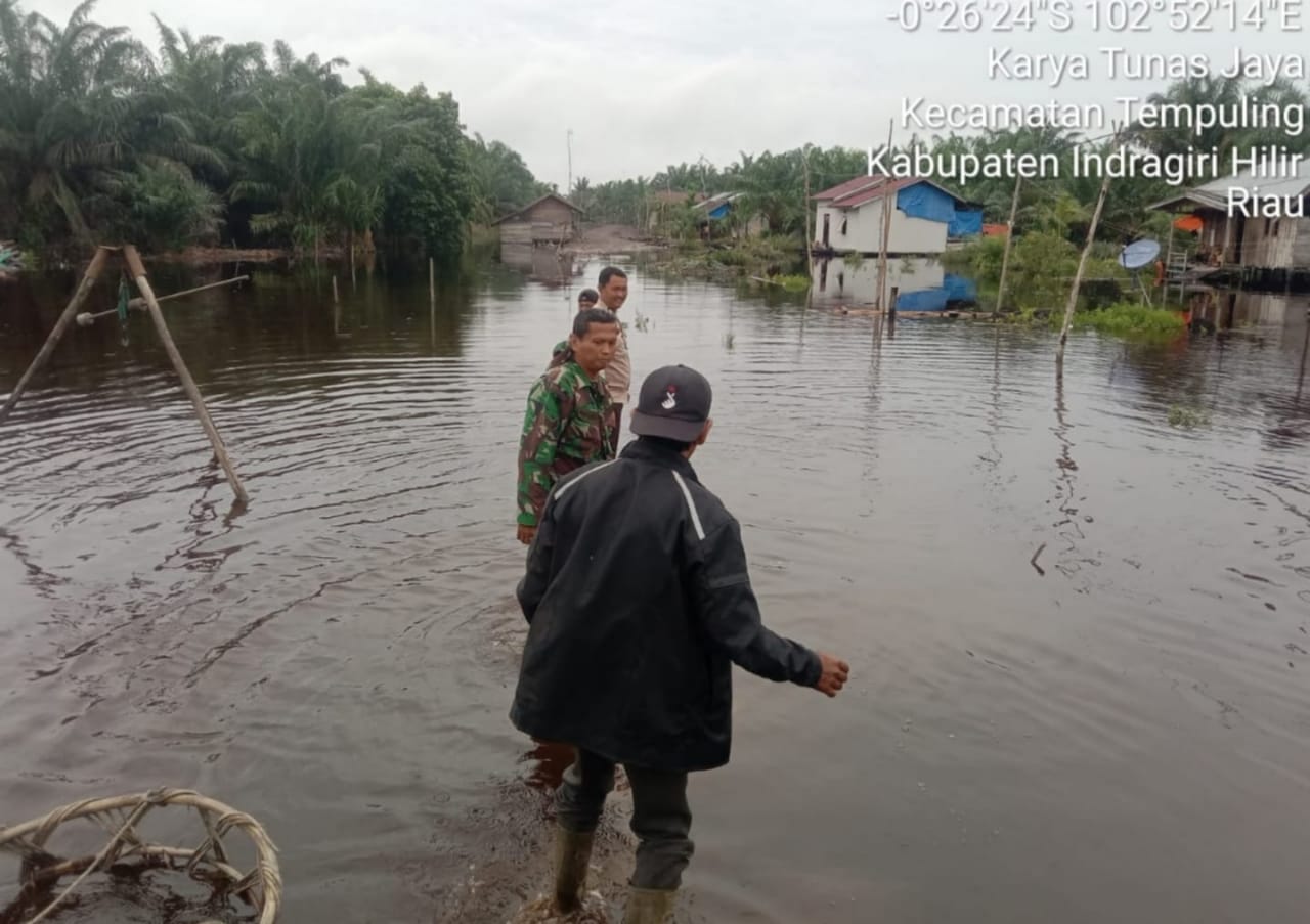 Babinsa 03/Tempuling Serka Nuryadi Tinjau Wilayah Binaan yang Terdampak Banjir