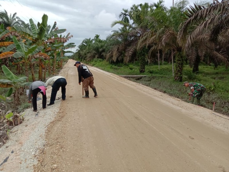Danramil 04/Kuindra Pastikan Kondisi Jalan Mumpa-Karya Tunas Jaya Mulus Jelang Penutupan TMMD ke-123