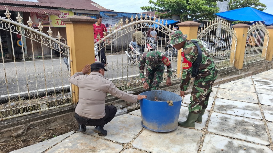 Sinergitas TNI-Polri di Tempuling: Gotong Royong Bersama dalam Rangka Memperingati Hari Bhayangkara ke-79
