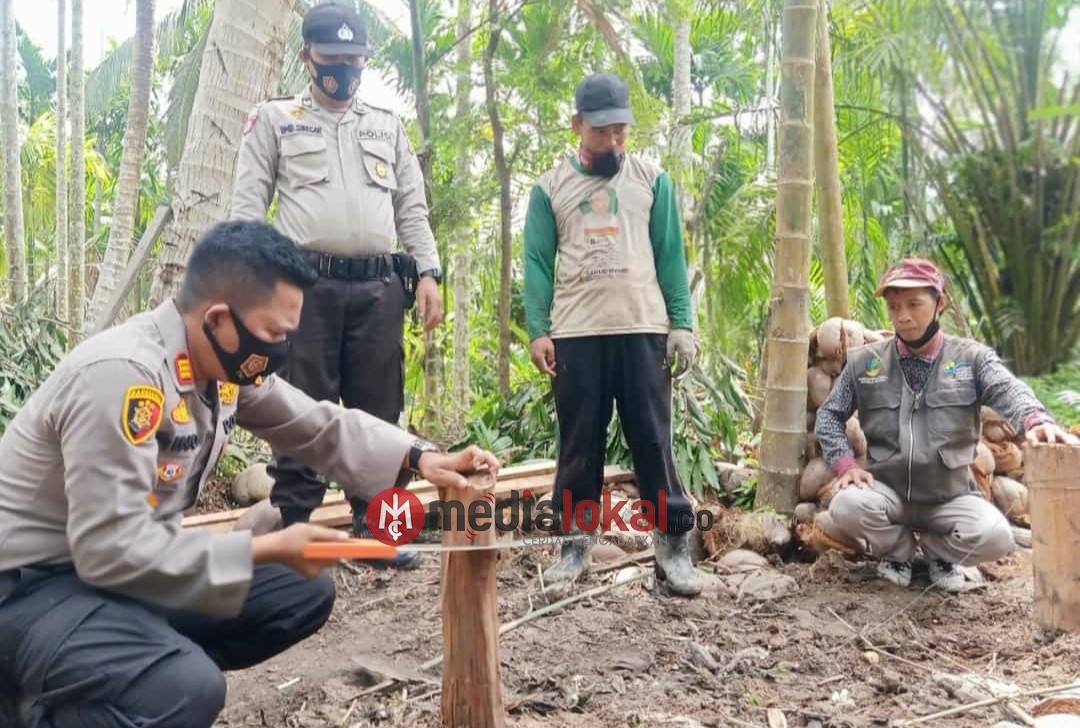 Kapolsek Tembilahan Hulu Turun Langsung Pembangunan Rumah Ibu Nurhayati di Sialang Panjang