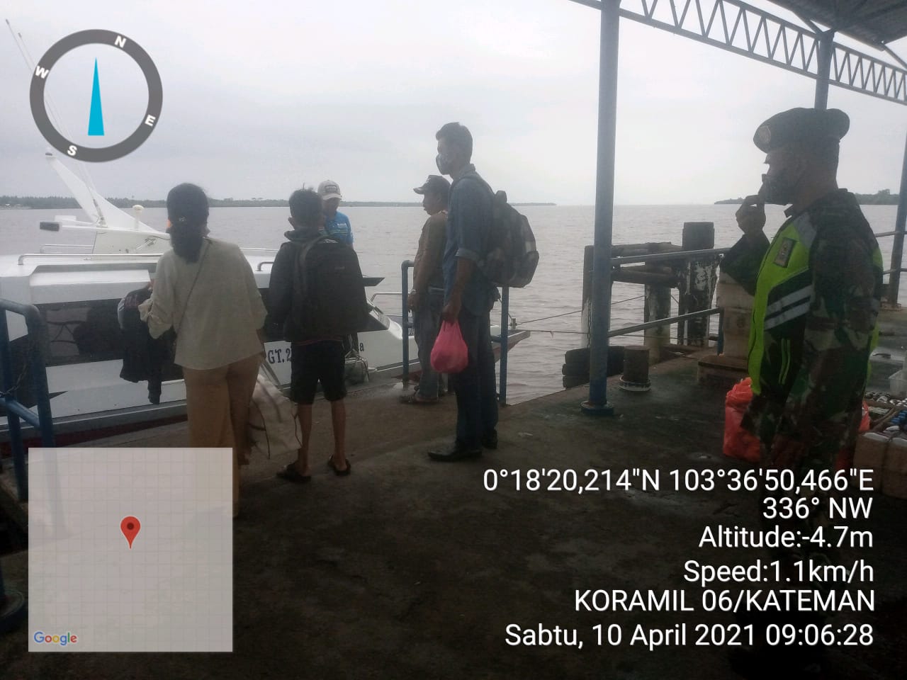 Di Pelabuhan HK, Babinsa Koramil 06/Kateman Tinjau Protkes Warga