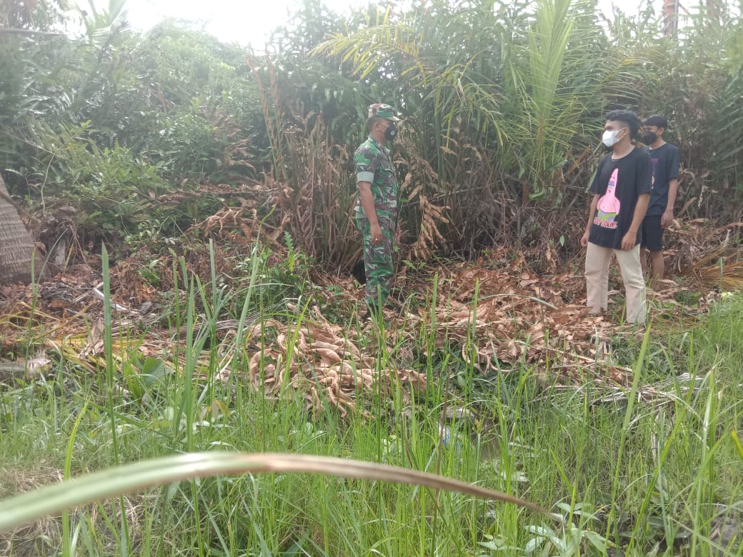 Patroli dan Sosialisasi Karlahut Oleh Babinsa Koramil 04/Kuindra Serda Ronald Manalu