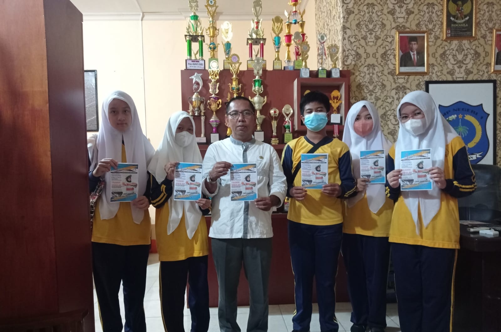 Buletin Galaksi SMPN 1 Tembilahan Serahkan Penerbitan Edisi 15