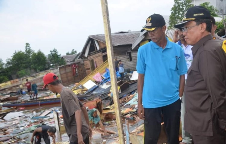 Bupati Inhil Serahkan Bantuan Korban Bencana Tanah Longsor Desa Sungai Nyiur, Tanah Merah