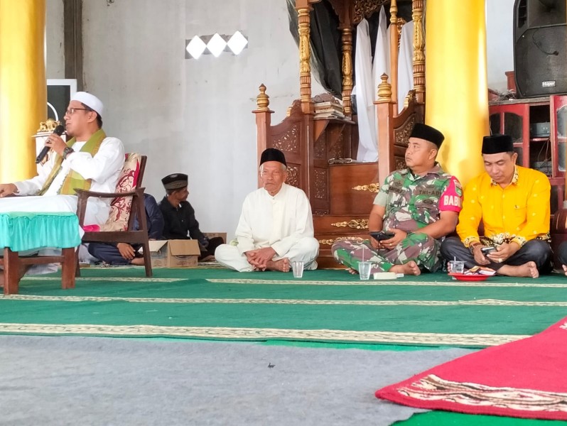 Dekatkan Diri Dengan Ulama dan Warga Babinsa Koramil 05/Gas Sertu Guntur Hadiri Peringatan Maulid Nabi Muhammad SAW