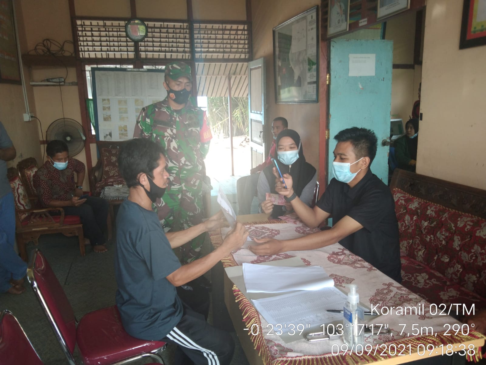 Babinsa 02/Tanah Merah Dampingi  Penyaluran BLT Desa Tekulai Hilir