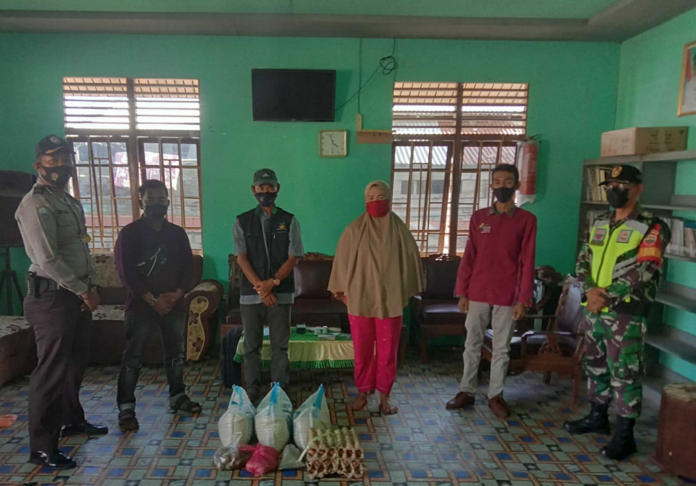 Babinsa 04/Kuindra dan Bhabinkamtibmas Dampingi Penyaluran BSP di Desa Sungai Bela