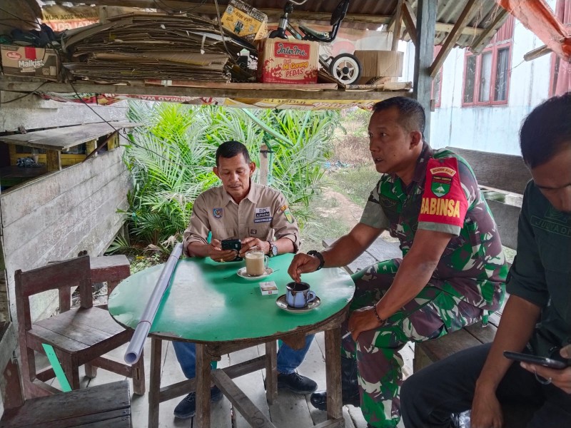 Babinsa Koramil 07/Reteh Rutin Melakukan Pengawasan SDM di Desa Seberang Sanglar