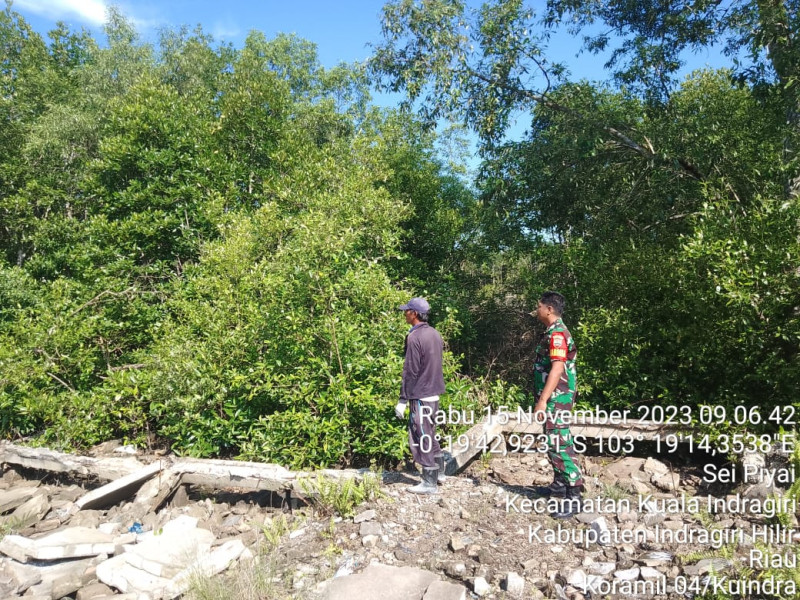 Babinsa Koramil 04/Kuindra Mewaspadai Kebakaran Lahan dan Hutan Di Desa Binaan