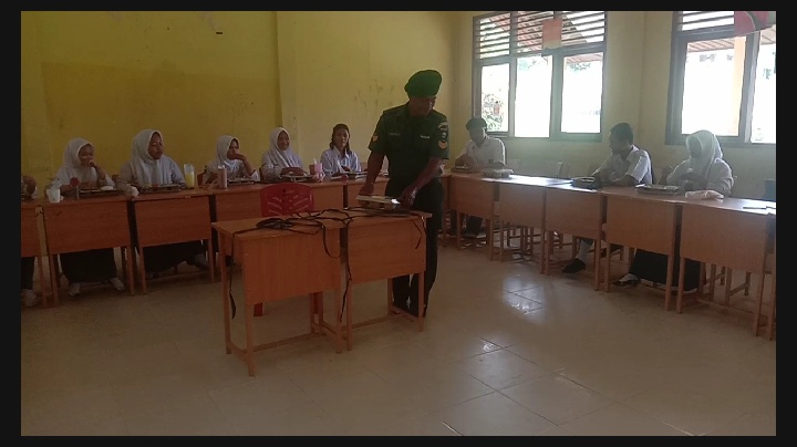 Babinsa Koramil 09/Kmg Dampingi Kegiatan MBG Kepada Masyarakat Setempat