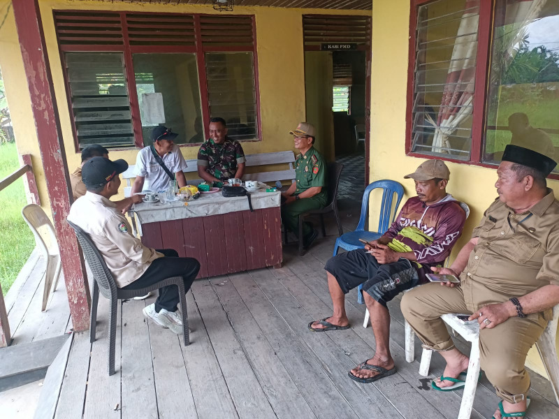 Babinsa Koramil 07/Reteh Gelar Komsos: Meningkatkan Kesadaran Masyarakat