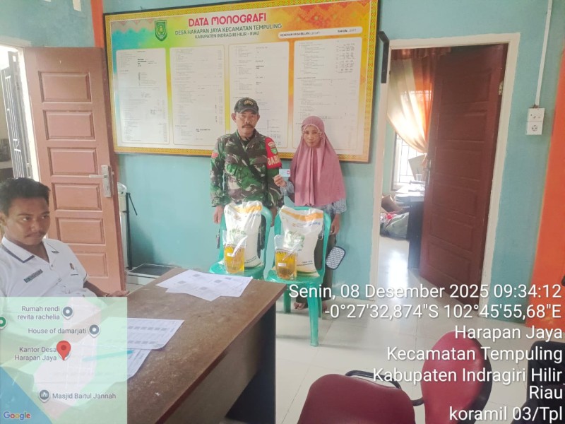 Babinsa Koramil 03/Tpl Bantu Penyaluran Sembako Bulan Oktober-November Ke 30 KPM Desa Harapan Jaya