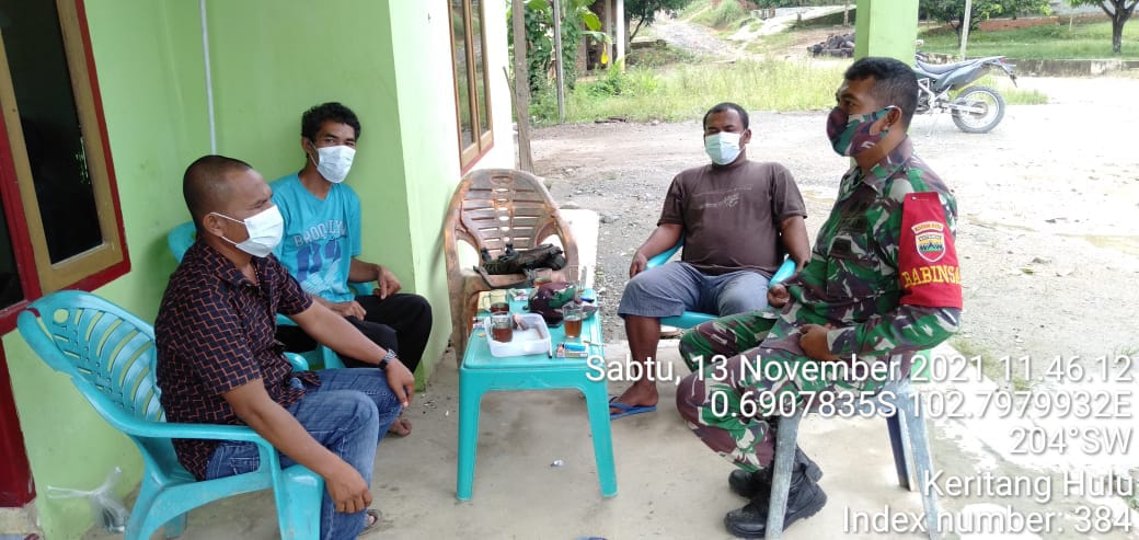 Babinsa Serka Harianto Malau Komsos Bersama Masyarakat Diwilayah Binaan