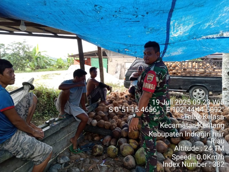 Dengan Komsos, Babinsa Koramil 09/Kemuning Kopda Bambang Widiarso Tingkatkan Kekeluargaan dan Hubungan Baik Antar Sesama