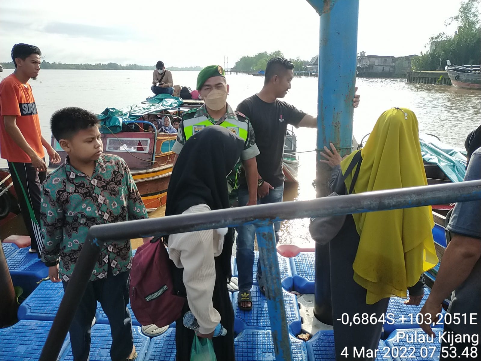 Personel Babinsa Koramil 07/Reteh, Serda Bendri Menghimbau Warga Untuk Tetap Menerapkan Prokes