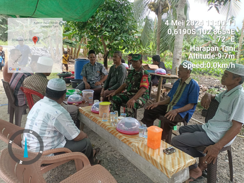 Babinsa 03/Tpl Serka J. Siallagan Sambangi Tomas dan Toga Guna Lakukan Komsos