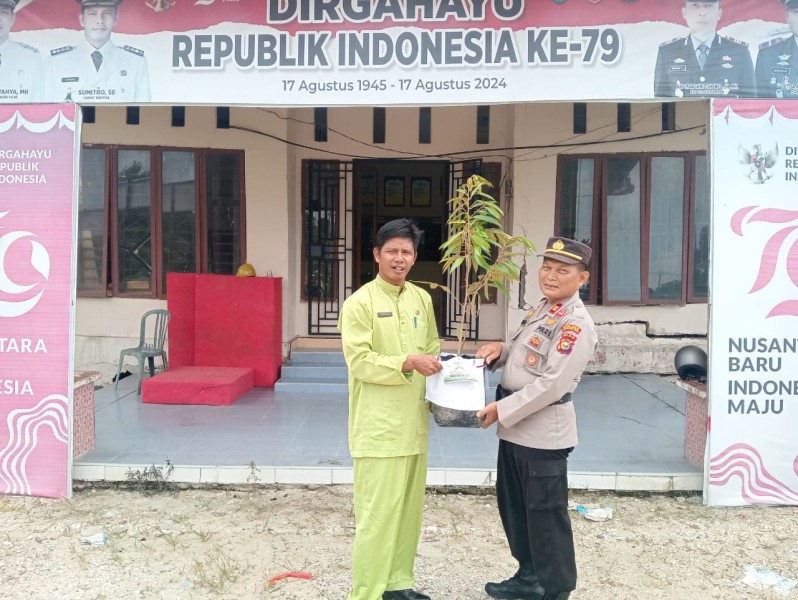 Camat Kempas dapat Kado Ultah dari Kapolda Riau berupa Bibit Durian Musangking