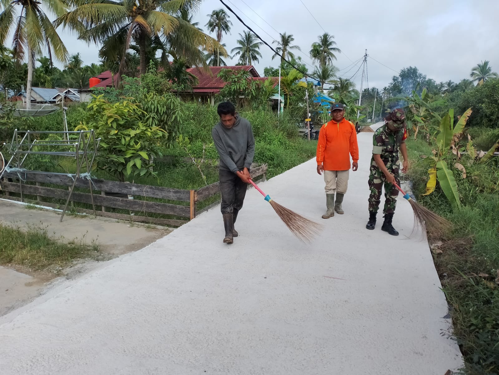 Pembersihan Jalan Yang Sudah Di Semenisasi Bersama Babinsa Koramil 04/Kuindra
