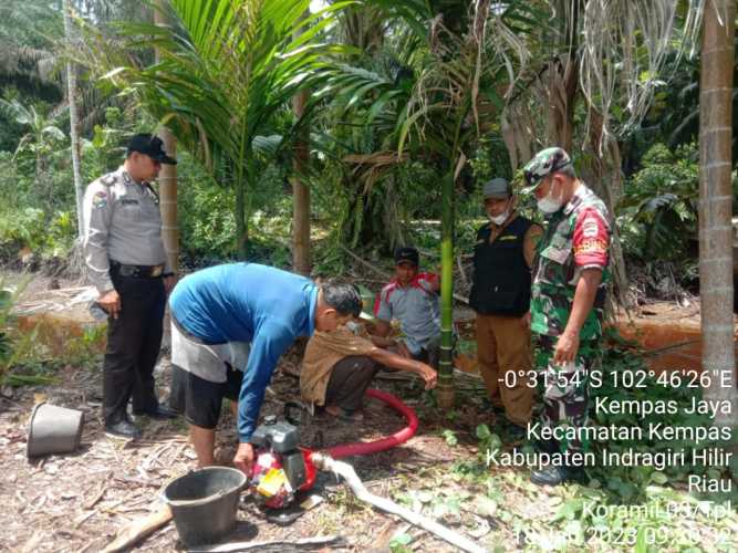 Babinsa 03/Tempuling Bersama Bhabinkamtibmas Cek Alat Penanggulangan Karhutla