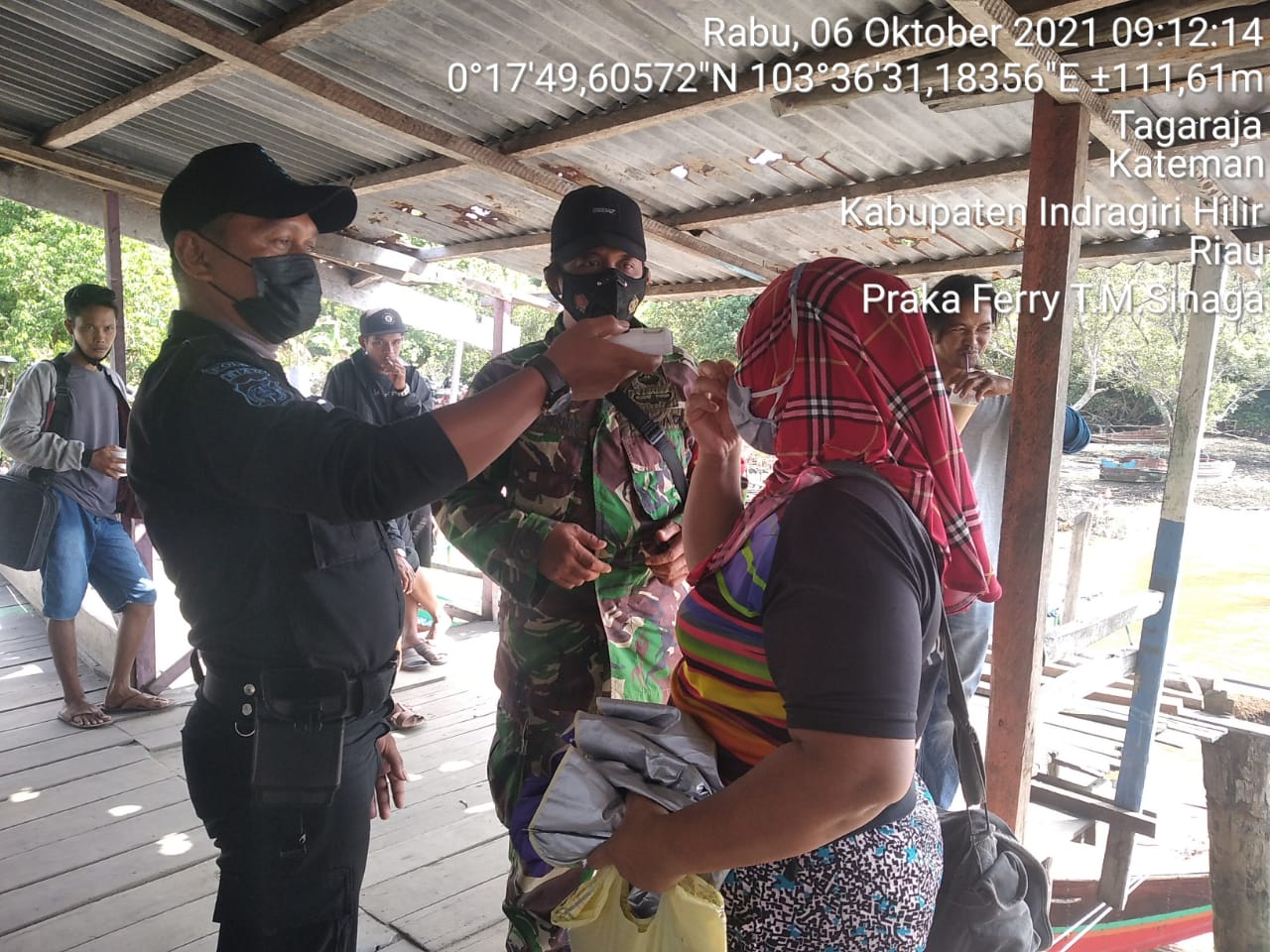 TNI Koramil Kateman Praka Ferry Sinaga Gencar Himbau Prokes di Desa Air Tawar