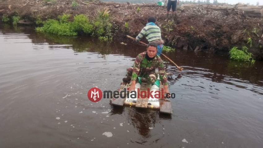 Antisipasi Karhutla, Babinsa Koramil 05/GAS Taja Patroli dan Sosialisasi Karhutla Dusun Rawasari