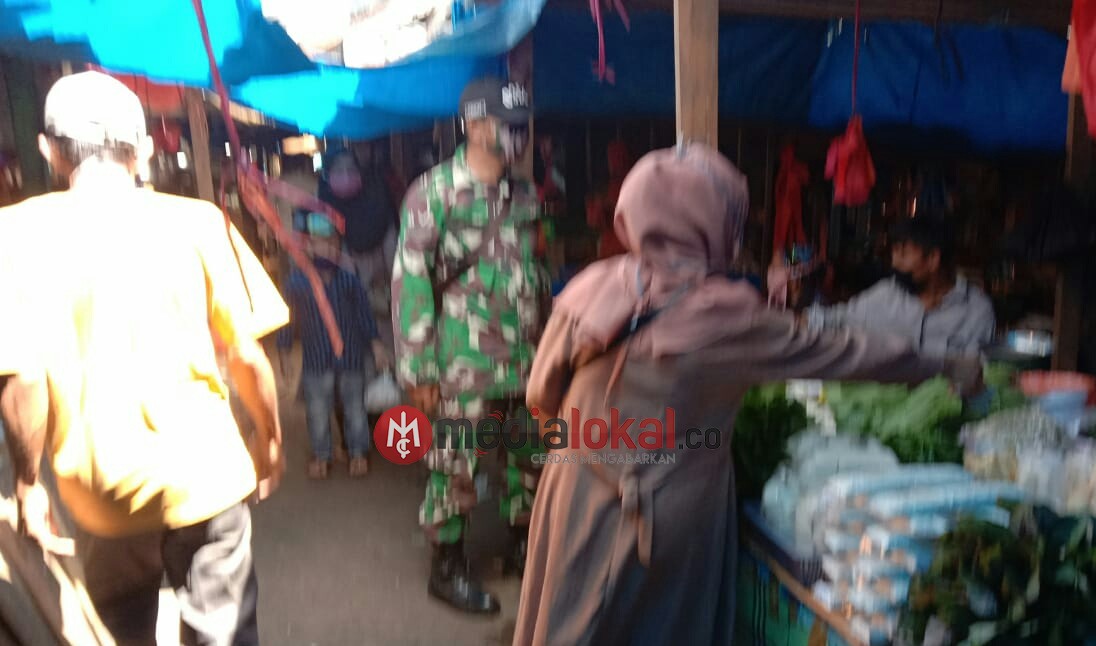 Babinsa Koramil 04/Kuindra Pantau Harga Sembako di Pasar Desa Sungai Bela