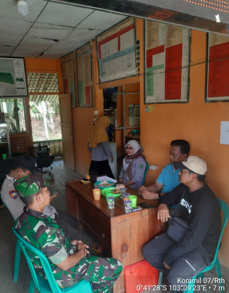 Bersama Masyarakat, Koramil 07/Reteh Giat Komsos Untuk Memberikan Informasi Yang Dirasa Perlu