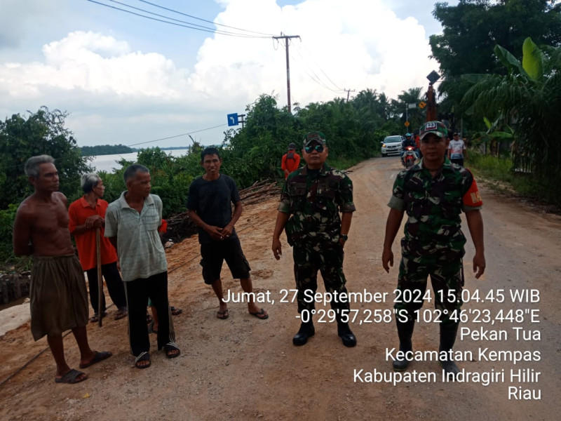 Danramil 03/Tpl Beserta Babinsa Turun Langsung Tinjau Lokasi Longsor