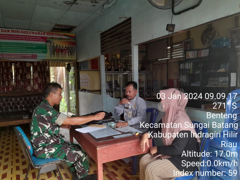 Koramil 07/Reteh Jaga Hubungan Baik Antar Sesama Melalui Komsos Di Kantor Lurah Benteng