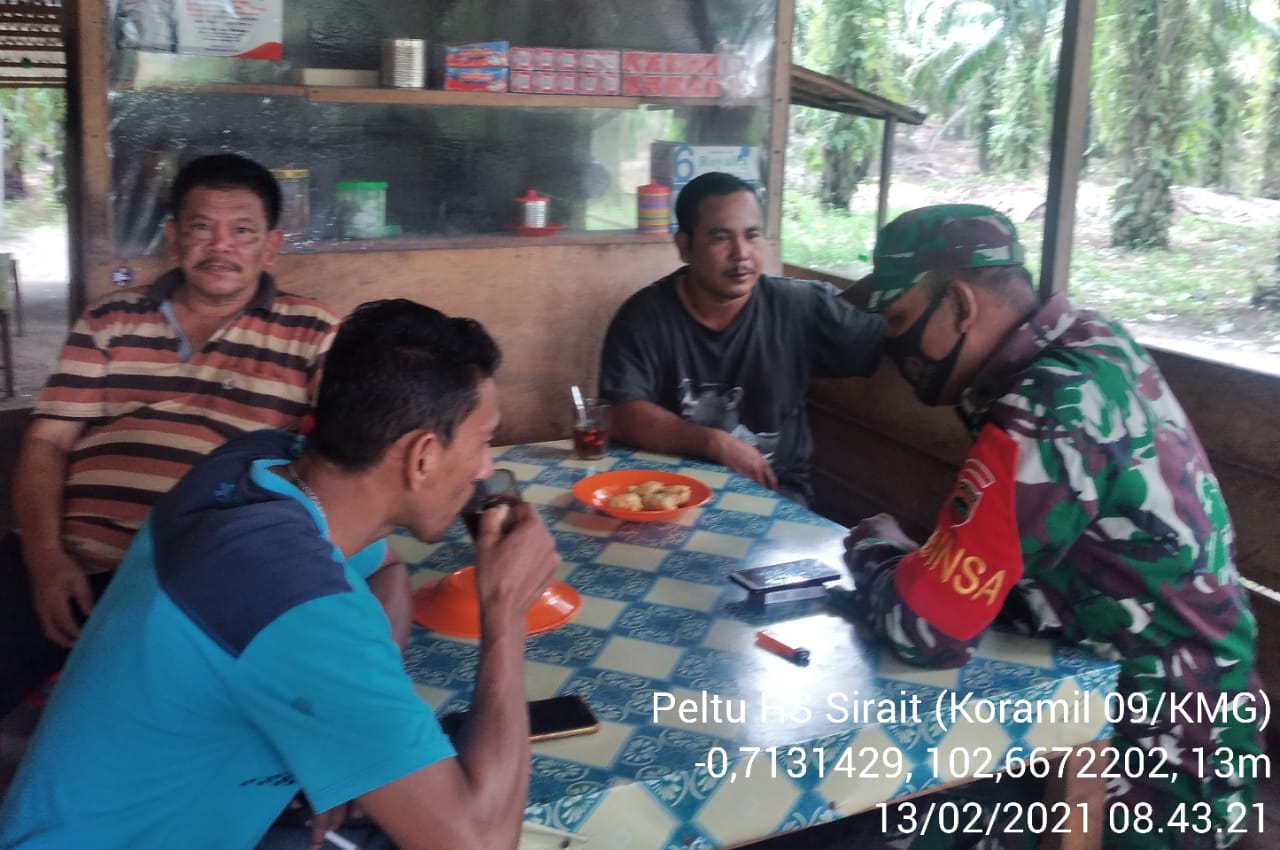 Babinsa Koramil 09/Kemuning Komsos Terkait Penerimaan Menjadi Prajurit TNI di Petalongan
