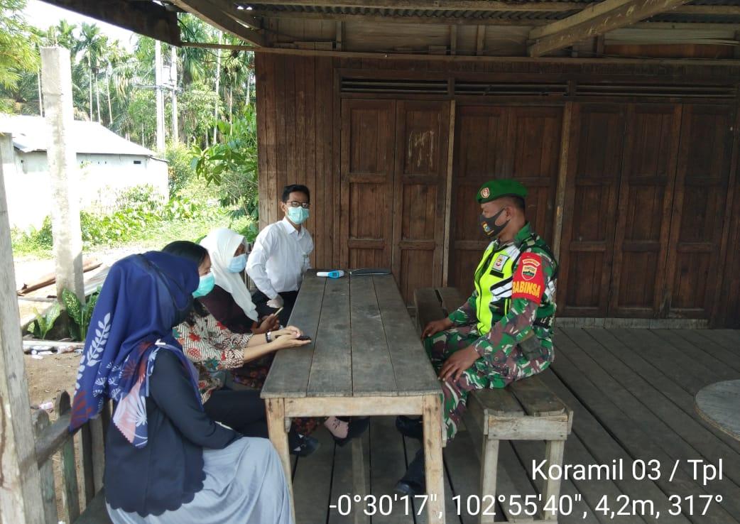 Babinsa Koramil 03/Tempuling Melaksanakan Komsos Bersama Pihak Puskesmas