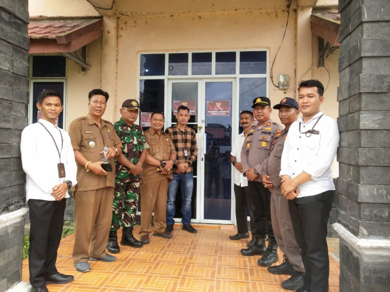 Kapolsek Gaung Bersama Forkopincam Lakukan Pengecekan dan Koordinasi Kesiapan Gudang Logistik Pemilu 2024