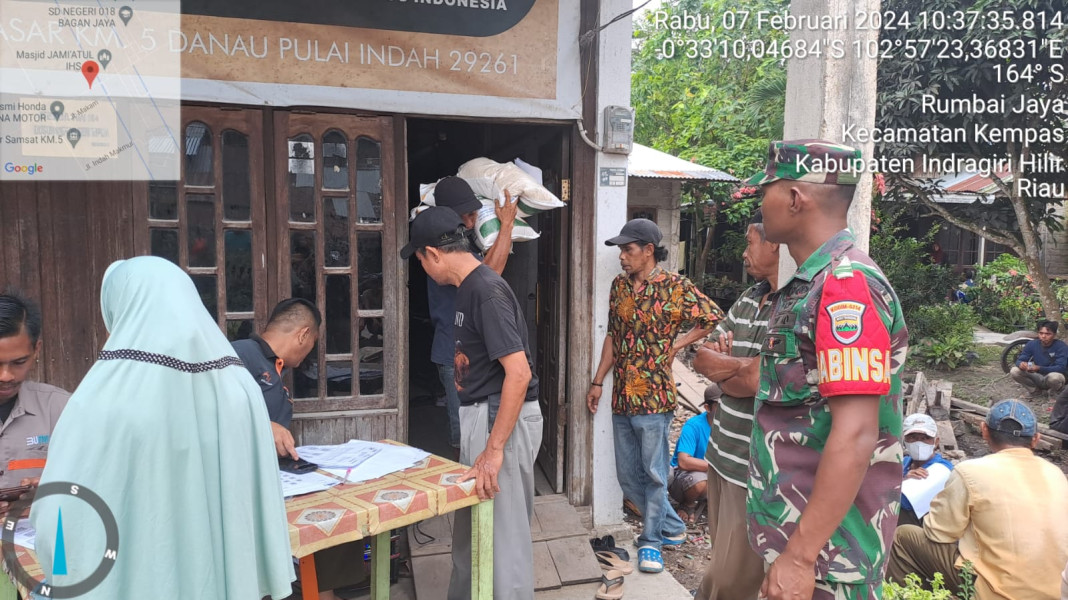 Pastikan Berjalan Lancar, Babinsa 03/Tpl Dampingi Penyaluran Bantuan Pangan Cadangan Beras Pemerintah