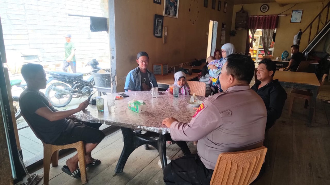 Dalam Rangka Operasi Mantap Praja Tahun 2024, Bripka Ronald Manfaatkan Warung Kopi Untuk Cooling System