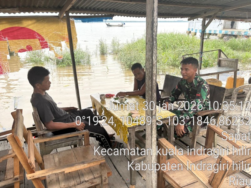 Dalam Komsos Babinsa Koramil 04/Kuindra Sampaikan Ke Masyarakat Pentingnya Jaga Keamanan