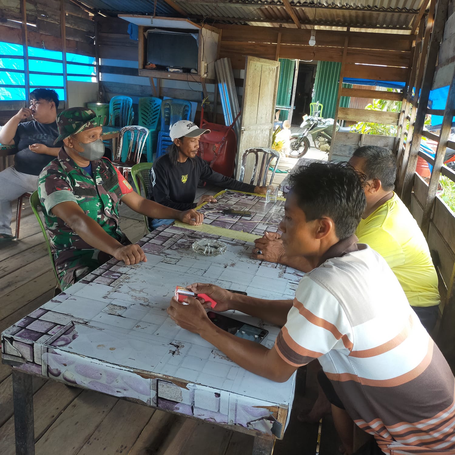 Babinsa Koramil 04/Kuindra Aktif Lakukan Komsos Bersama Masyarakat di Warung Desa Kampung Baru