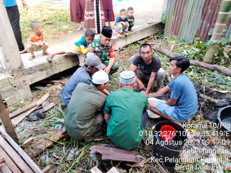 Babinsa Koramil 10/Pelangiran Wujudkan Kebersamaan dan Menghadiri Aqiqah Warga