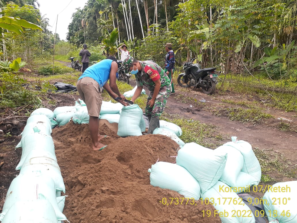 Babinsa Koramil 07/Reteh Goro Timbun Jalan Parit 6