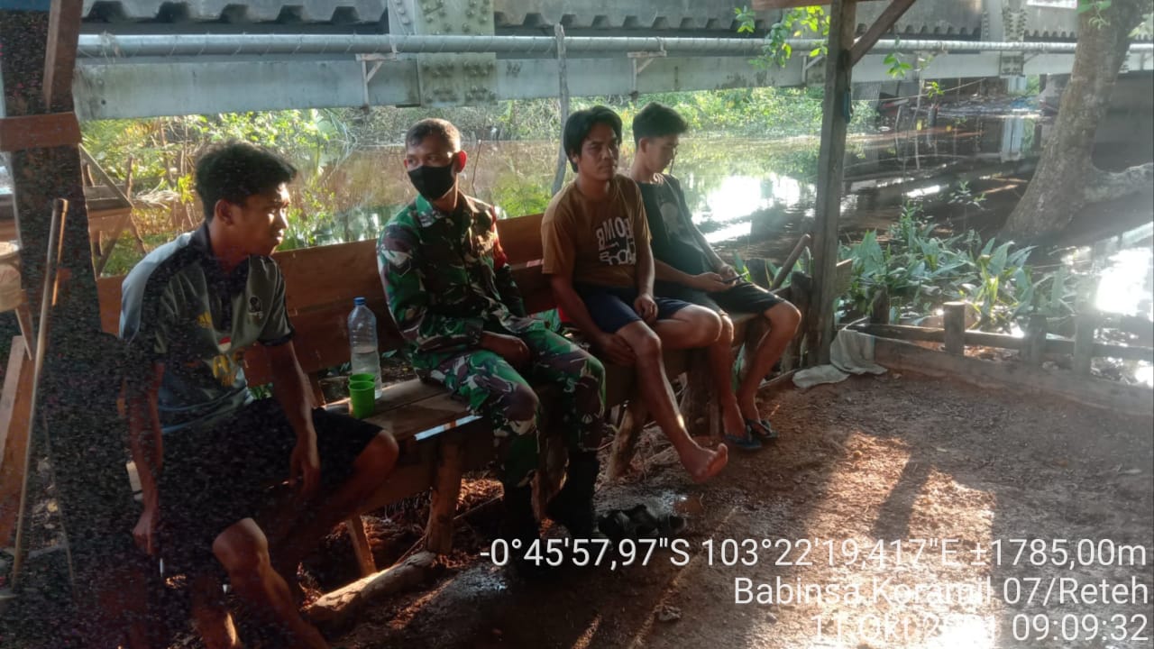 Dengan Komsos, Sertu Yadi Yanto Imbau Warga Untuk Patuhi Protkes