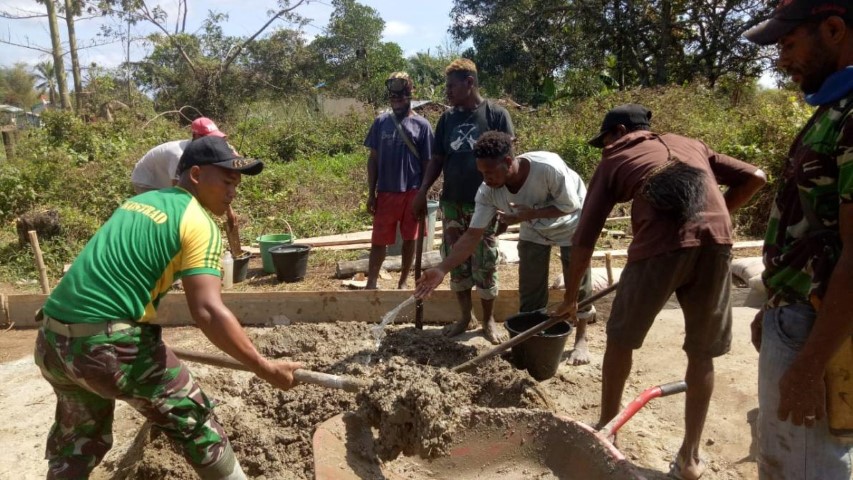 Karya Bakti Satgas Pamtas RI-PNG Yonif 411 Kostrad di Kampung Toray Papua